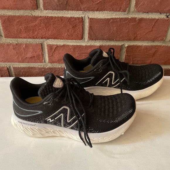 New Balance Fresh Foam Black Thunder W1080B12 Running Shoes Size 7 - Picture 3 of 11
